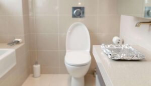 Einfach und effektiv: Der Alufolien‑Trick, der Ihre Toilette täglich strahlend sauber hält