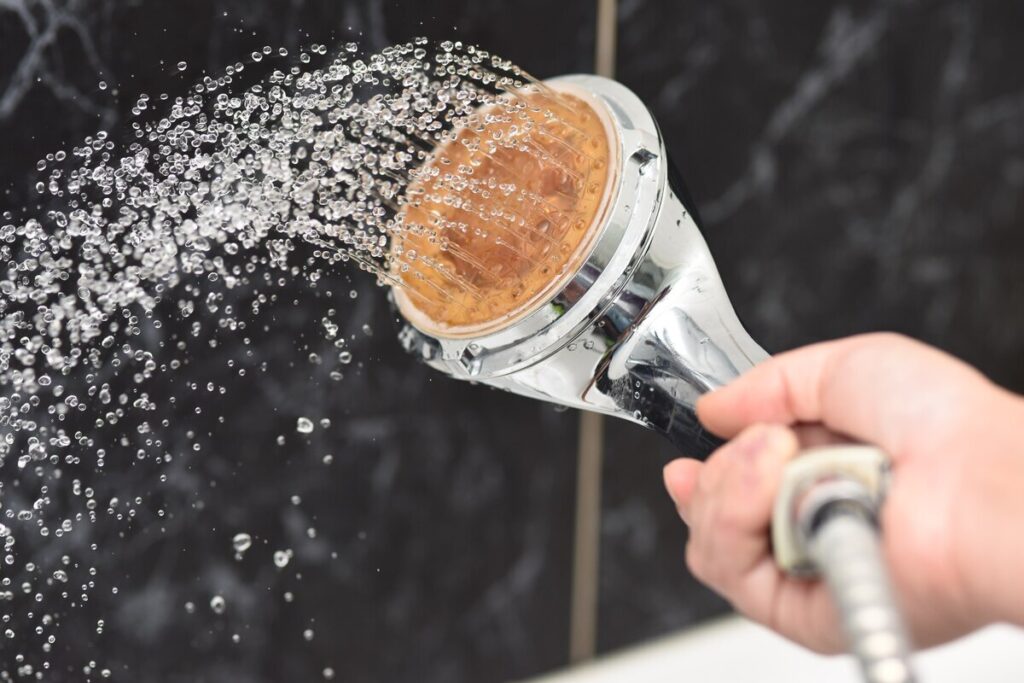 Duschkopf entkalken: Mit diesem Plastiktüten-Trick geht es über Nacht von selbst